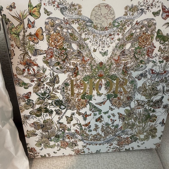 Christian Dior Large Leather embossed book tote NEW, Pristine condition - Picture 4 of 9